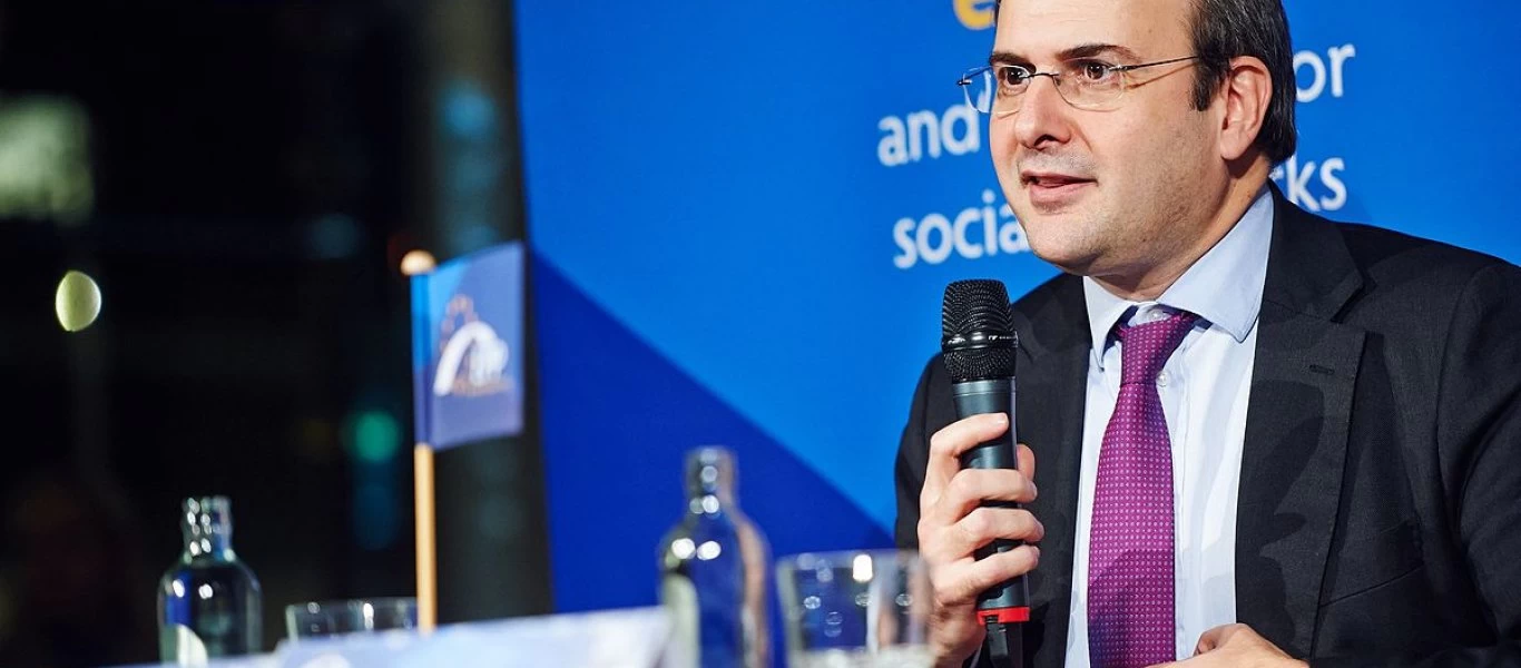 Ο Κ.Χατζηδάκης επιμένει να μιλά για το «καλό» των εργαζομένων στην Ελλάδα - Το «παράθυρο» των απολύσεων